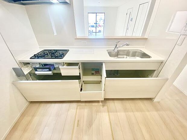 収納が豊富なキッチンスペース。調理器具や食器がすっきりと収まり、キッチンがいつも整然とした状態に。効率的に料理ができるので、毎日のクッキングがもっと楽しくなります。