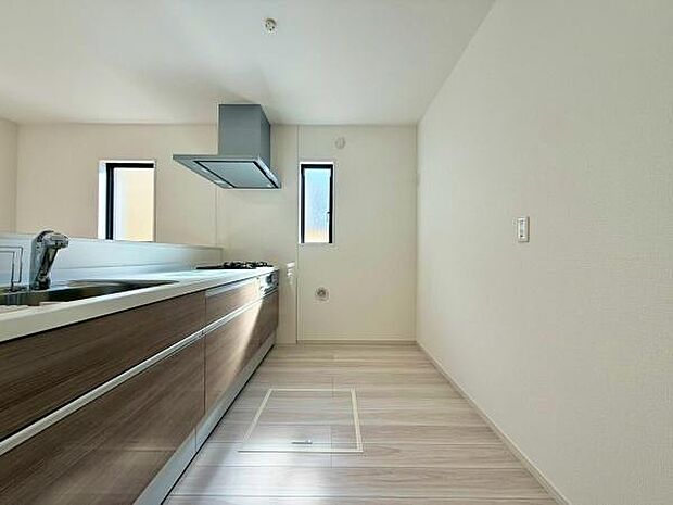 収納が豊富なキッチンスペース。調理器具や食器がすっきりと収まり、キッチンがいつも整然とした状態に。効率的に料理ができるので、毎日のクッキングがもっと楽しくなります。