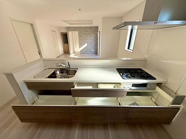 対面式キッチンは、料理中でも家族やゲストとのコミュニケーションが取りやすく、開放感が魅力です。リビング全体を見渡せるため、子供の様子を確認しながら家事を進められる利便性も高いです。