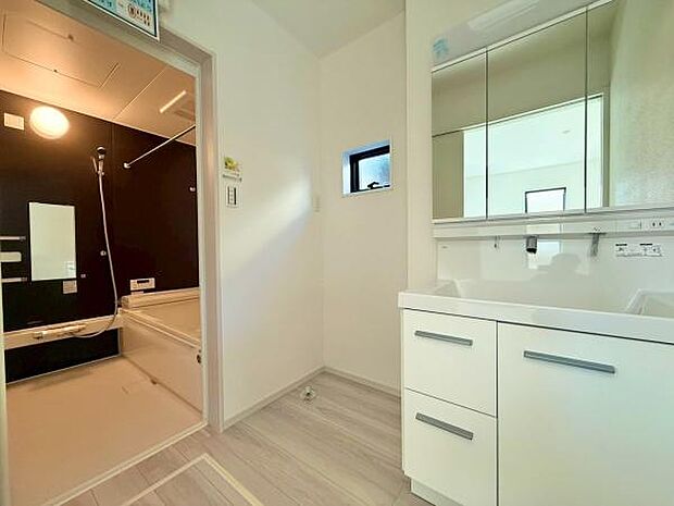 洗面化粧台は清潔感あふれるスタイリッシュデザイン　洗面台には収納がついていますので洗面用品やスキンケア用品なども整理できます