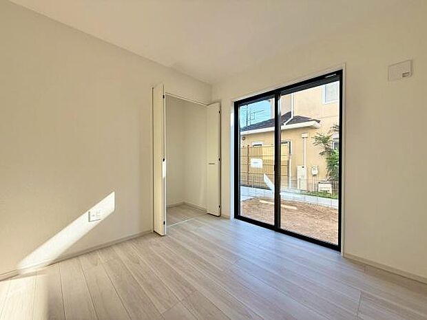 リビング続きのゆったりとくつろげそうな空間です