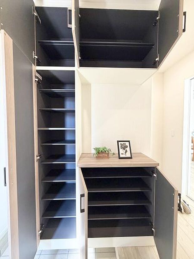 収納力のあるシューズボックスにはオシャレなオブジェや趣味のコレクションを飾ってお客様をお出迎えするのもステキですね。