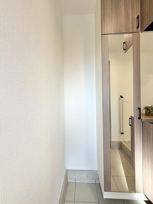 シューズボックス横にはベビーカーや傘立てなどを置けるスペース付き