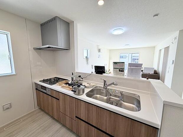 対面式キッチンは、料理中でも家族やゲストとのコミュニケーションが取りやすく、開放感が魅力です。リビング全体を見渡せるため、子供の様子を確認しながら家事を進められる利便性も高いです。