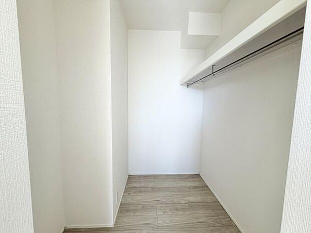 ウォークインクローゼットです!たくさん収納できますので、お部屋をきれいに保てますね!