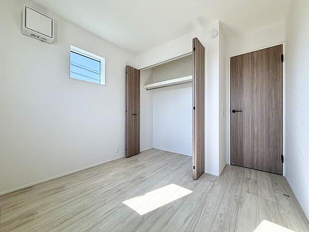 窓から差し込む自然光が部屋全体を明るく照らし、心地よい空間を演出します。