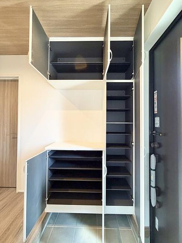 大容量のシューズケース。たくさん収納できますので、玄関周りをすっきりさせることができます。