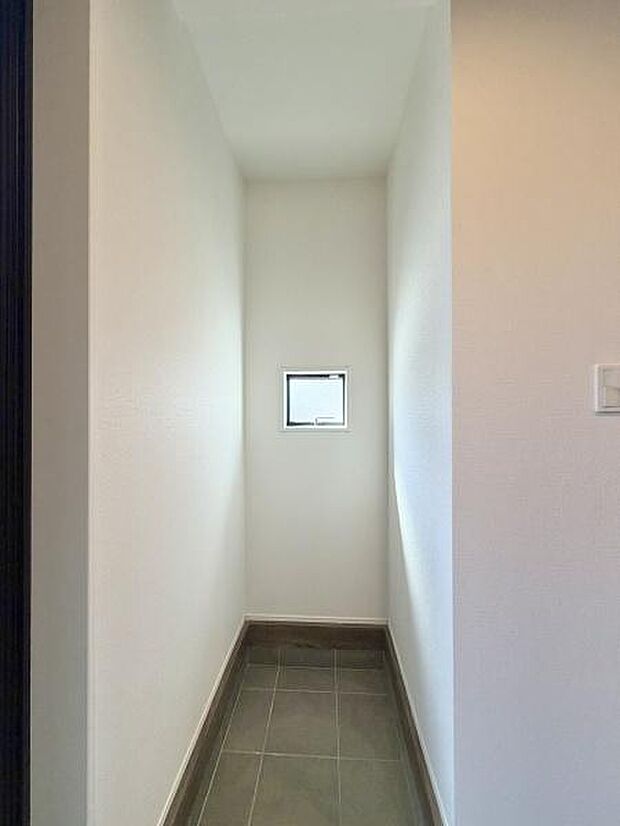 玄関横に広い収納がございます。靴以外にも収納できますので、ベビーカーなどを置いておけますね!