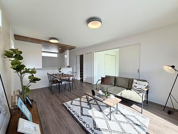 日差しがたっぷりと注ぐリビングでは、家族全員がリラックス。毎日がくつろぎと笑顔に満ちた空間が広がります。