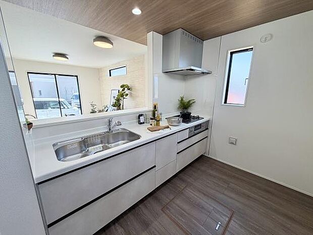 背面スペースが広く、大型の収納家具を置いても圧迫感がありません。パントリーのような使い方も可能です。