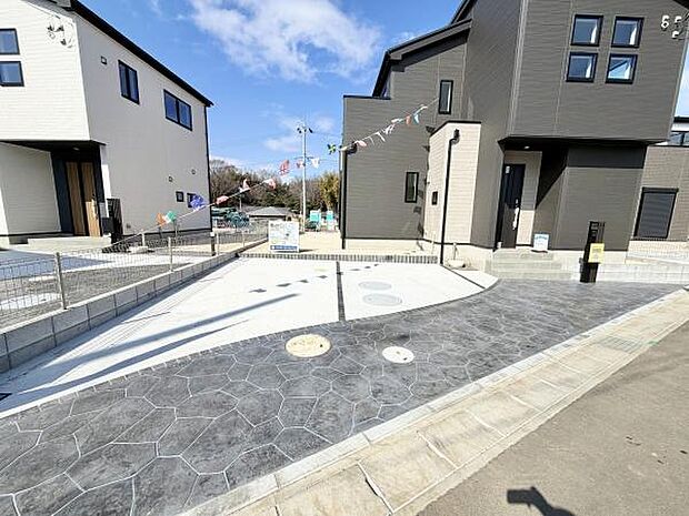 車2台可能、敷地内にカースペース あなたのカーライフをサポート 駐車も楽々、暮らしをもっと便利に!