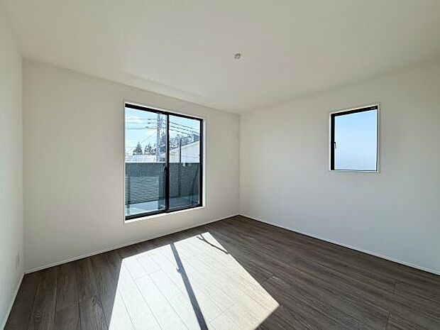 窓から差し込む自然光が部屋全体を明るく照らし、心地よい空間を演出します。