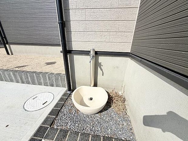 外水栓もあるので、家庭菜園だけでなく洗車もらくらくです!