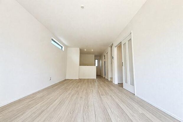 広々としたリビングで過ごす、家族との何気ない会話と笑顔。ここで過ごす時間が日常に彩りを添えます。