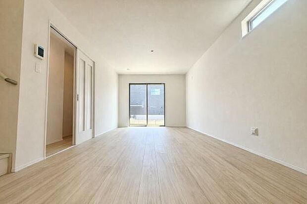 自然光がもたらす心地よさと、広々としたリビングで、リラックスしたひとときをお楽しみください。