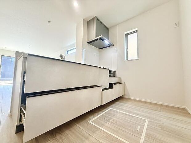 収納が豊富なキッチンスペース。調理器具や食器がすっきりと収まり、キッチンがいつも整然とした状態に。効率的に料理ができるので、毎日のクッキングがもっと楽しくなります。