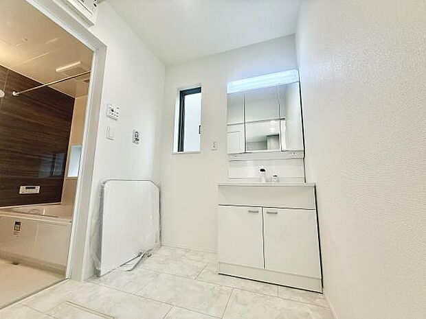 広々とした洗面化粧台は清潔感あふれるスタイリッシュデザイン　洗面台には収納がついていますので洗面用品やスキンケア用品なども整理できます