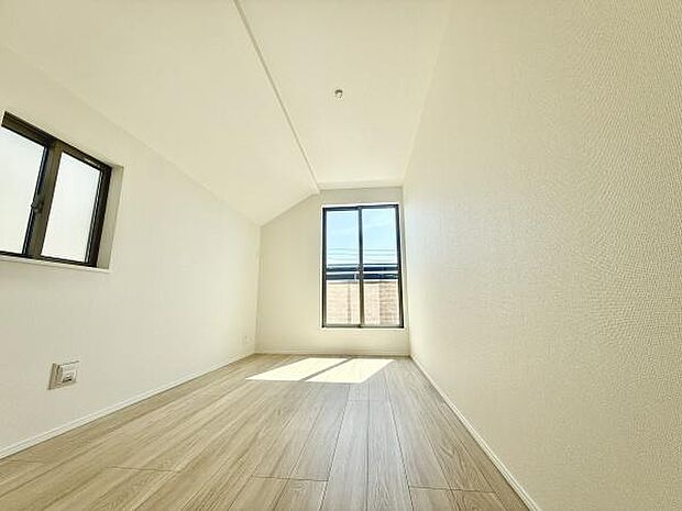 明るい陽射しが差し込む洋室は、心地よい安らぎを提供するプライベート空間。あなたのライフスタイルに合わせて、自由にアレンジできます。