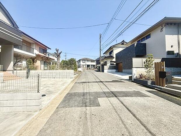 車の出入りがスムーズで安心。広々とした道路が、快適な生活環境を提供します