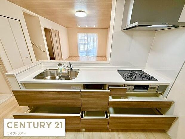 収納が豊富なキッチンスペース。調理器具や食器がすっきりと収まり、キッチンがいつも整然とした状態に。効率的に料理ができるので、毎日のクッキングがもっと楽しくなります。