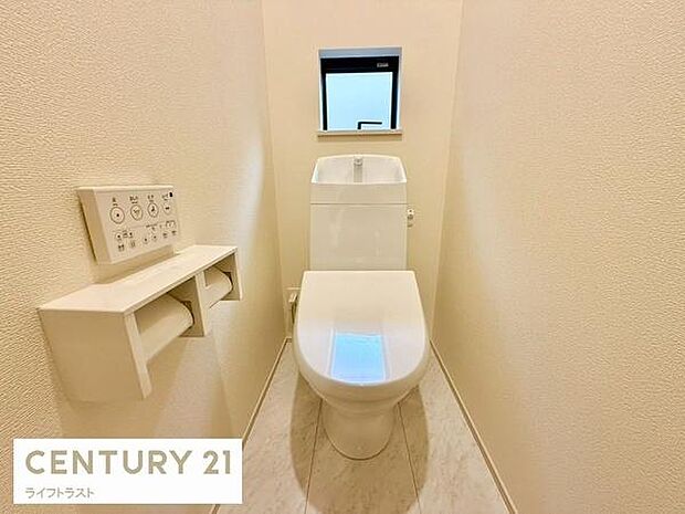 洗浄機能と温座で、心地よい清潔感を。寒い季節も、優しい温もりが迎えてくれる。日々の生活に、ほんのり贅沢な癒しを!