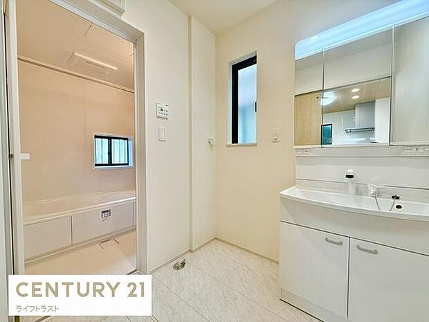 洗面化粧台は清潔感あふれるスタイリッシュデザイン 洗面台には収納がついていますので洗面用品やスキンケア用品なども整理できます