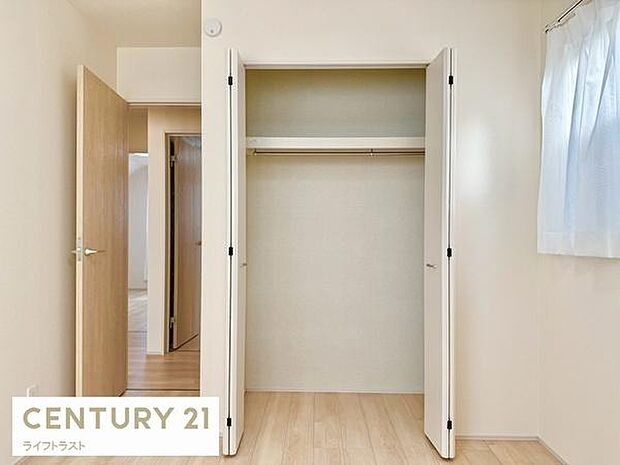 クローゼットが完備されたお住まい。衣類や小物をすっきりと収納でき、部屋全体が整然とした印象に。毎日のコーディネートが楽しくなる空間です。