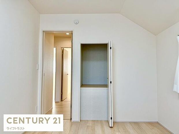 収納もありますのでお部屋もスッキリ片付きます。