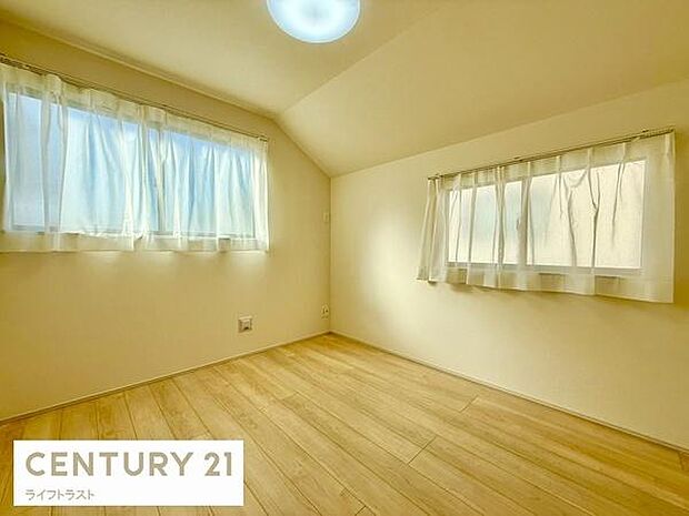 風通しの良い洋室は気持ちのいい空間。収納スペースもしっかりあります。