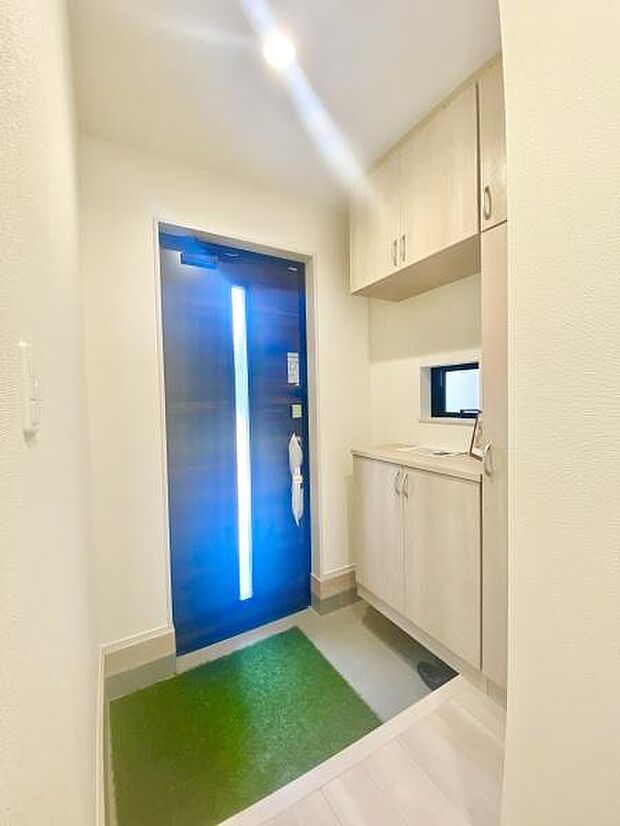 清潔感あふれる玄関は、訪れる人々に好印象を与えます。美しい外観が、住まいの品格を高め、毎日の帰宅が楽しみになる空間です。