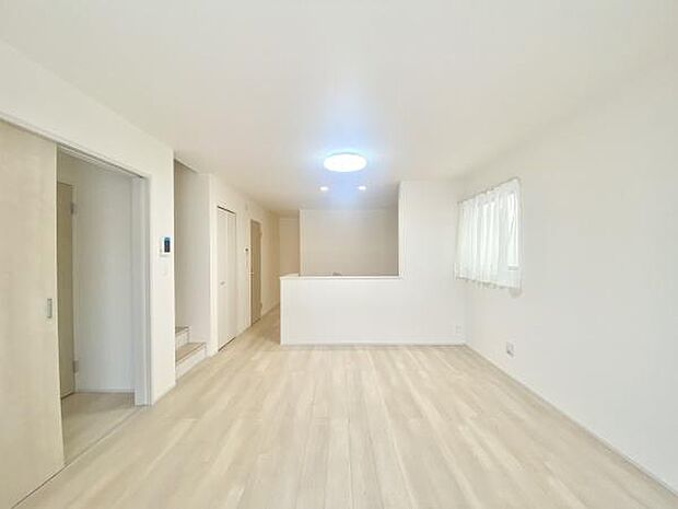 広々としたリビングで過ごす、家族との何気ない会話と笑顔。ここで過ごす時間が、日常に彩りを添えます。