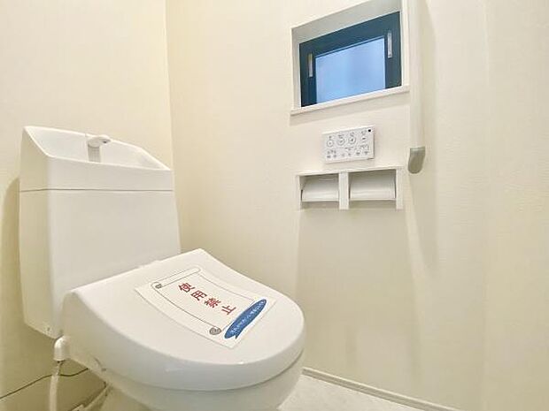 快適な空間を実現したトイレは、清潔感と使いやすさを兼ね備えた場所。日々の生活の中で、ちょっとした安らぎを感じることができる特別な空間です。