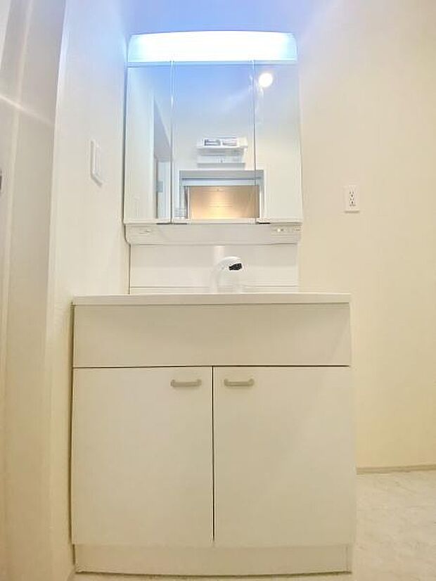 独立した洗面スペースは、身支度もスムーズに進む機能的な空間。毎日のスタートを気持ちよくサポートします。