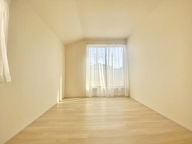 明るい陽射しが差し込む洋室は、心地よい安らぎを提供するプライベート空間。