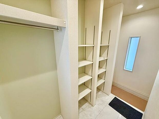 シューズインクローゼット。玄関周りをすっきりさせることができます。