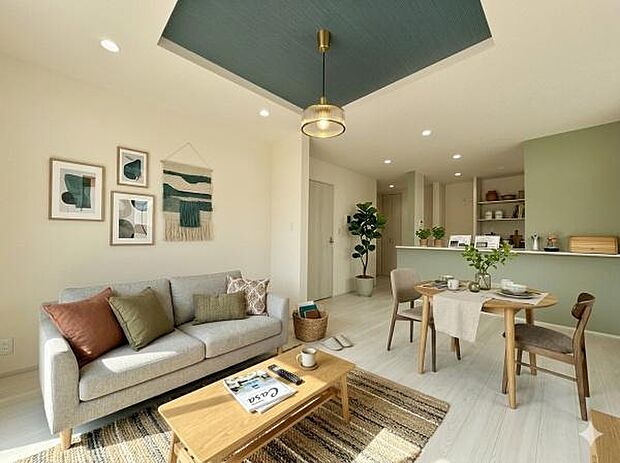 広々としたリビングで過ごす、家族との何気ない会話と笑顔。ここで過ごす時間が、日常に彩りを添えます※一部CG加工を入れています。