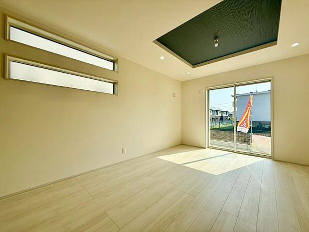 大きな窓からたっぷりと差し込む明るい日差しが、リビング全体を温かく包み込みます。この開放感あふれる空間は、ご家族が一番多くの時間を過ごす場所として最適です。