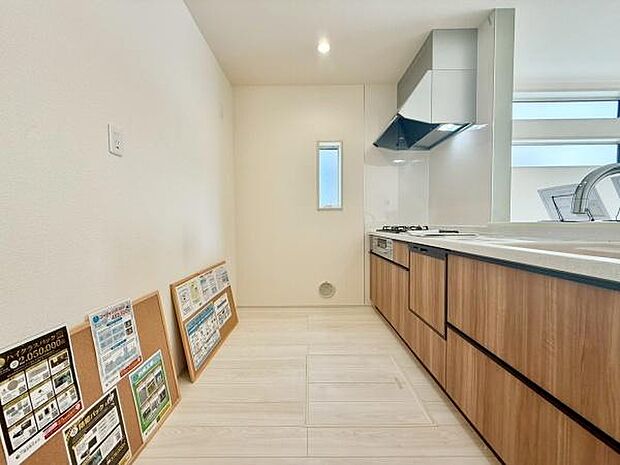 対面式キッチンは、料理中でも家族やゲストとのコミュニケーションが取りやすく、開放感が魅力です。リビング全体を見渡せるため、子供の様子を確認しながら家事を進められる利便性も高いです。