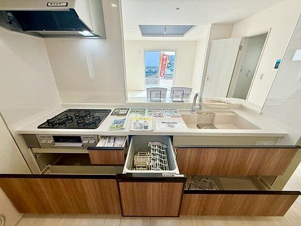 食洗器は家事の時短や節水が期待できる便利な設備です。毎日の食器洗いの負担を軽減し、ゆとりのある暮らしを実現。特に共働きのご家庭に最適で時間を有効活用できます。