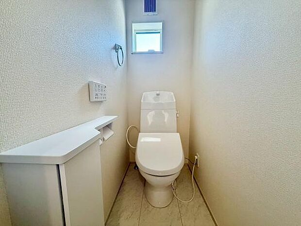 洗浄機能と温座で、心地よい清潔感を。寒い季節も、優しい温もりが迎えてくれる。日々の生活に、ほんのり贅沢な癒しを!