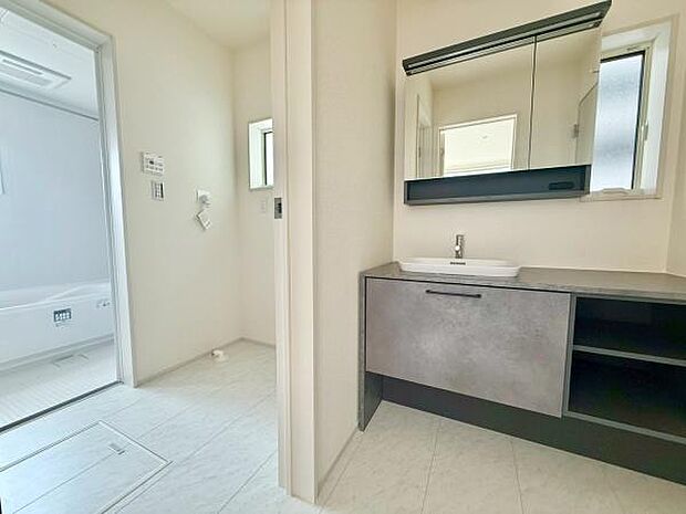 広々とした洗面化粧台は清潔感あふれるスタイリッシュデザイン 洗面台には収納がついていますので洗面用品やスキンケア用品なども整理できます