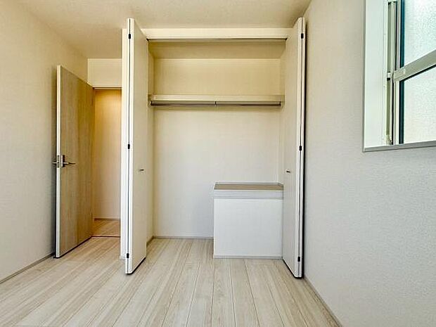 クローゼットが完備されたお住まい。衣類や小物をすっきりと収納でき、部屋全体が整然とした印象に。