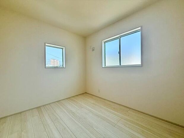 窓から差し込む自然光が部屋全体を明るく照らし、心地よい空間を演出します。