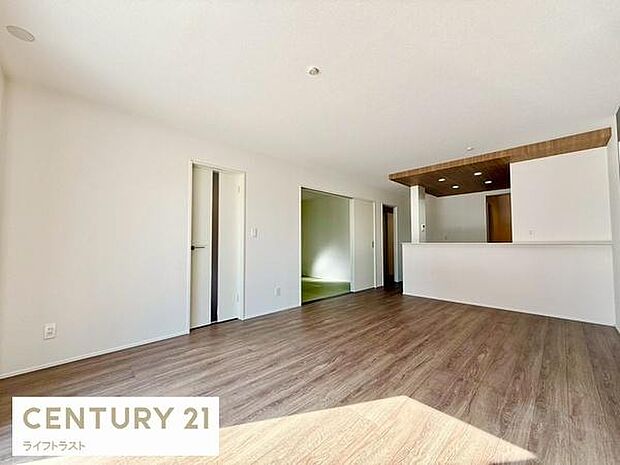 くつろげるリビングで過ごす、家族との何気ない会話と笑顔。ここで過ごす時間が日常に彩りを添えます。