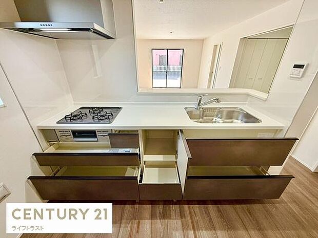 収納が豊富なキッチンスペース。調理器具や食器がすっきりと収まり、キッチンがいつも整然とした状態に。効率的に料理ができるので、毎日のクッキングがもっと楽しくなります。