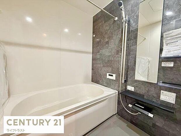 広々としたバスルームで、疲れた体をゆっくりと癒すひととき。家族全員がリラックスできる心地よい空間です。