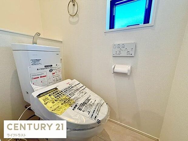 洗浄機能と温座で、心地よい清潔感を。寒い季節も、優しい温もりが迎えてくれる。日々の生活に、ほんのり贅沢な癒しを!