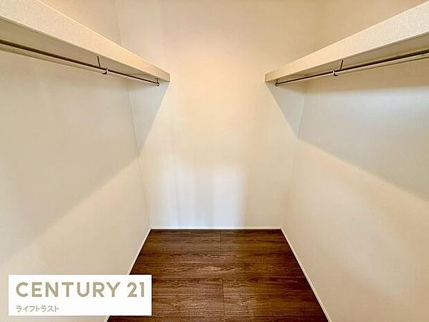 ウォークインクローゼットは、洋服や小物をすっきり整理し、見やすく収納できる贅沢な空間です。お気に入りのアイテムが一目で分かるので、毎朝のコーディネートがもっと楽しくなります。