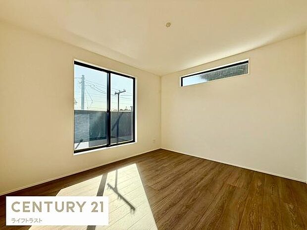 大きな窓から差し込む自然光が部屋全体を明るく照らし、心地よい空間を演出します。