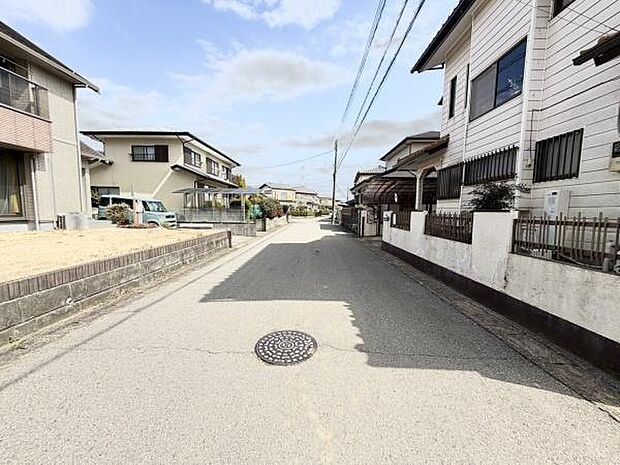 車の出入りがスムーズで安心。広々とした道路が、快適な生活環境を提供します